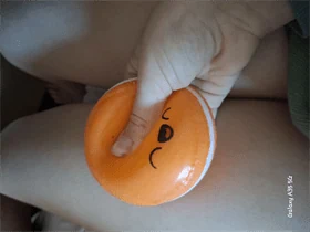 מקרון מחייך