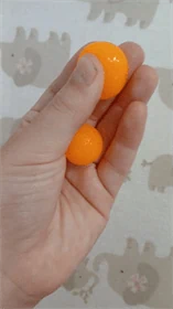 כדורים קטנים צהובים